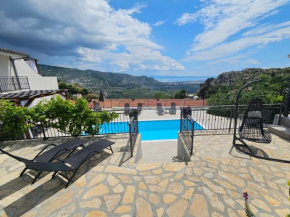 Holiday House Above with pool and summer kitchen
